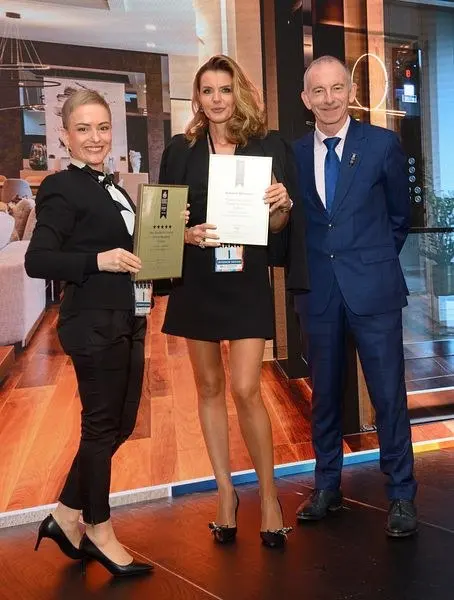 Ivana Lukač preuzima priznanje European Property Awards 2025–2026