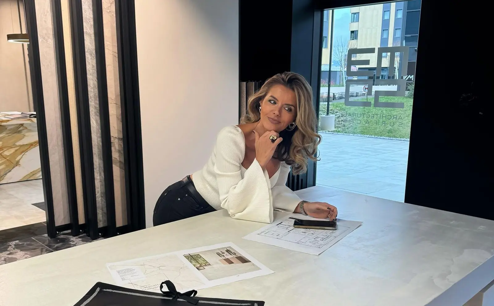 Ivana Lukač, voditeljica studija IL Design, za stolom u showroomu