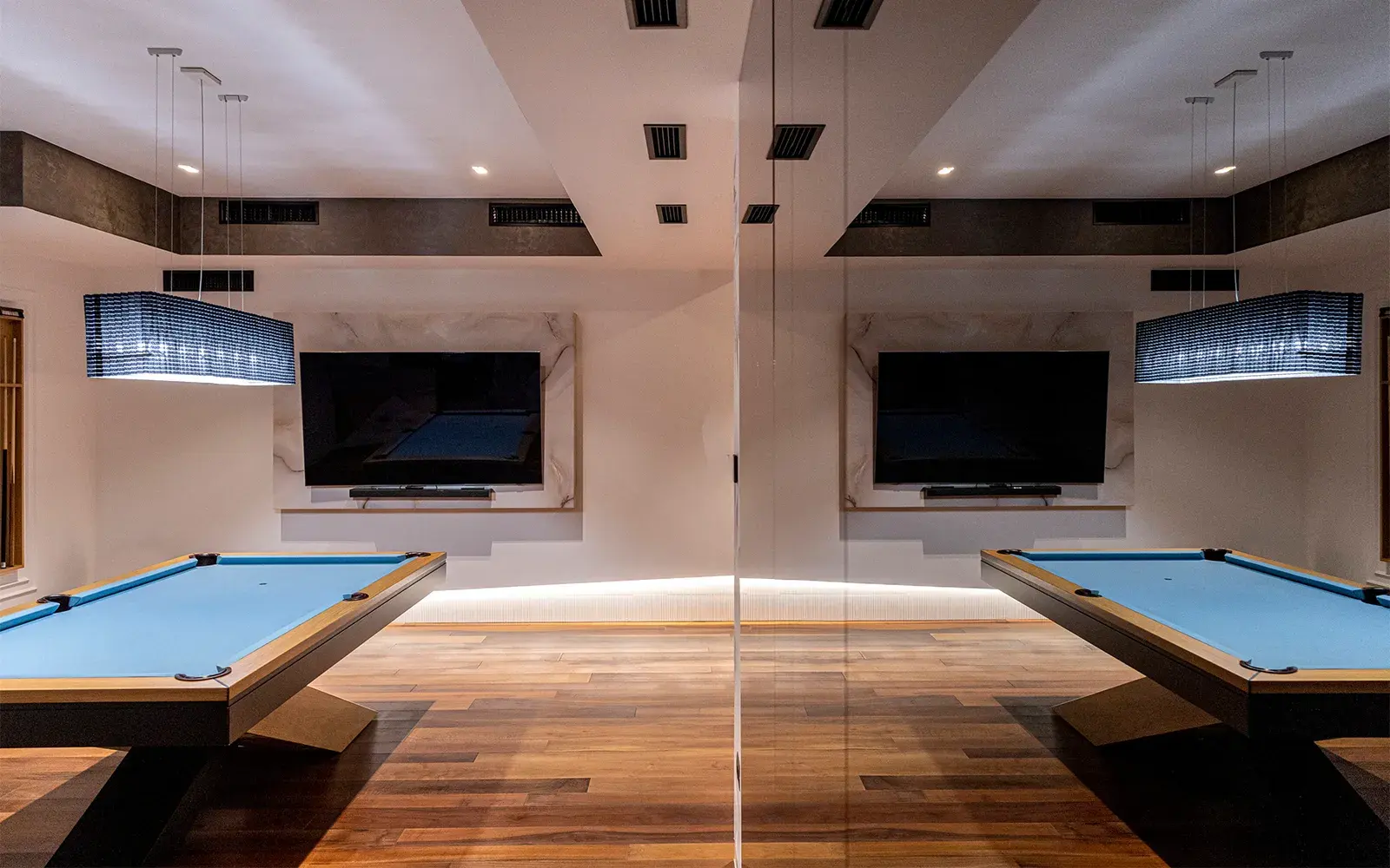 Games room s bilijarom i dva ekrana